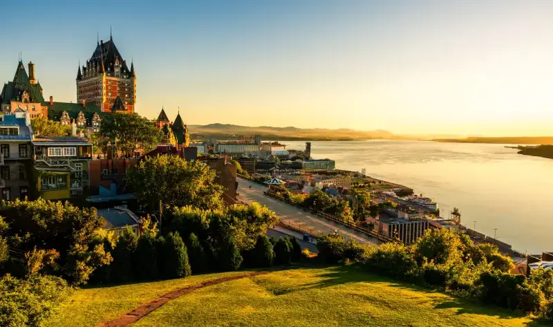 Magnifique coucher de soleil en plein été indien au Canada