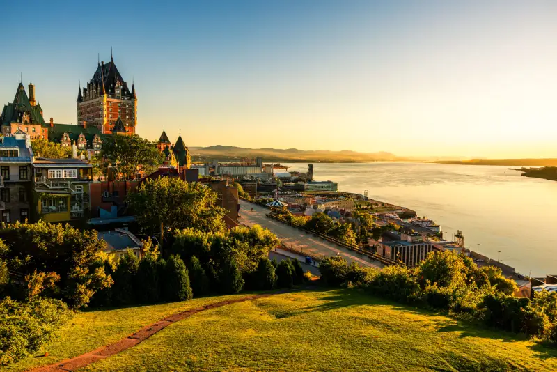 Magnifique coucher de soleil en plein été indien au Canada