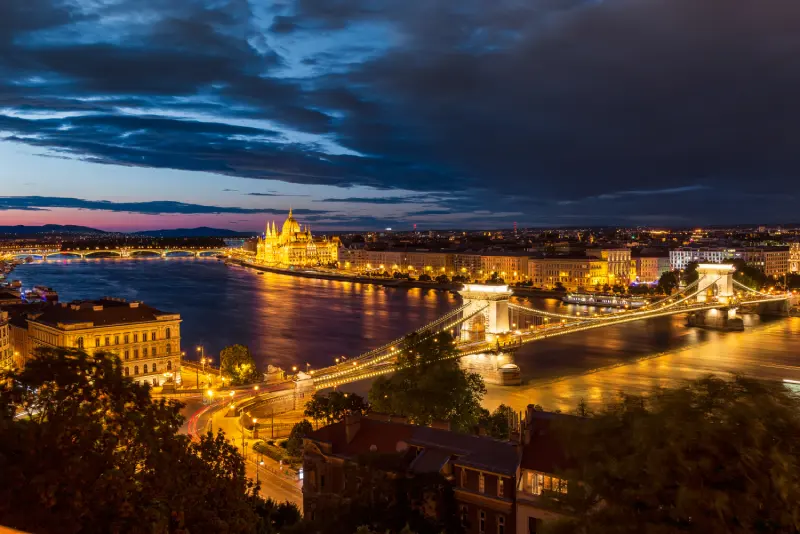 Vue aérienne de nuit de la ville de Budapest