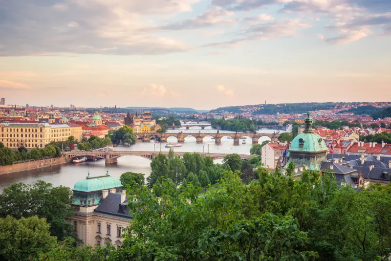 Vue de la ville de Prague avec ses nombreux ponts