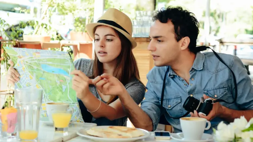 Couple consultant une carte